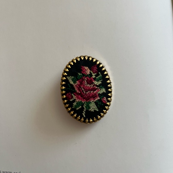 Vintage embroidered brass brooch - Picture 2 of 3